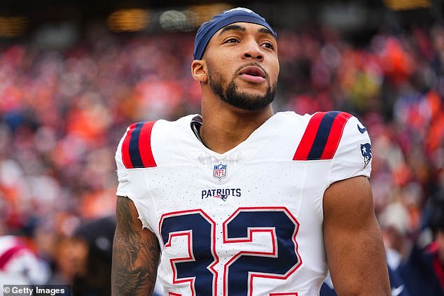 La estrella del Super Bowl se apresura a eliminar la defensa de un jugador de la NBA después de que cortan al guardia de los Bulls debido a declaraciones anti-LGBTQ+