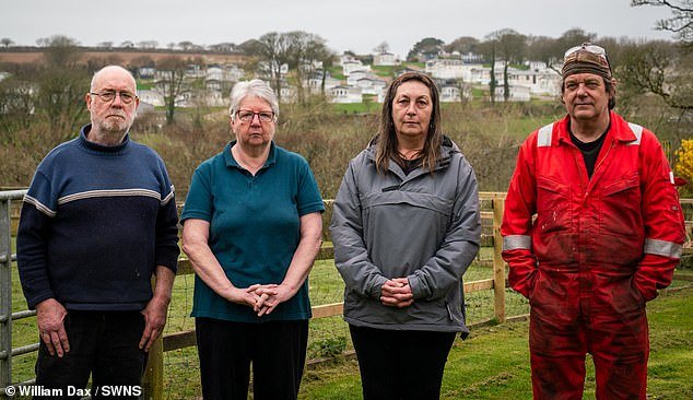 Las familias se quejan de que no pueden utilizar los jacuzzis de su jardín porque el nuevo parque de vacaciones está arruinando su privacidad.