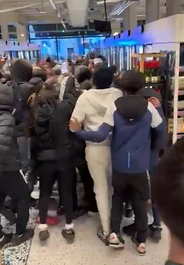 Multitud de jóvenes arrasa la tienda M&S mientras la policía vuelve a sentir impotencia policial en el Londres sin ley