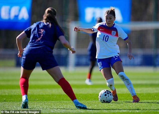 ¡Conozca a la prodigio inglesa de 17 años, llamada sorpresa al equipo Lionesses de Sarina Wiegman, nacida en Singapur y que habla cuatro idiomas!