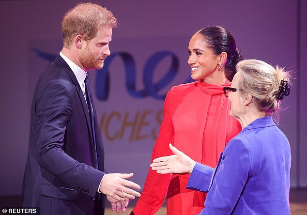 La organización benéfica británica promovida por celebridades como Harry y Meghan da a madres e hijas chefs más de £500.000 en un año, según muestran las cuentas, después de enfrentar una investigación del organismo de control salarial.
