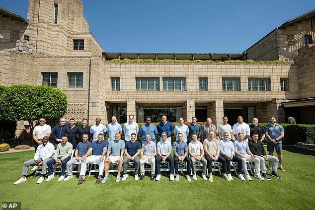 Los fanáticos con ojos de águila notan que faltan dos entrenadores de la NFL en su foto grupal anual… pero ¿puedes identificarlos?