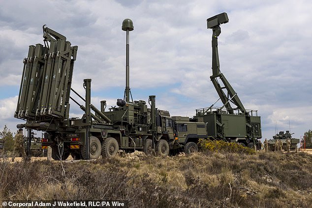 Gran Bretaña envía sistemas de defensa aérea a sus aliados del Golfo mientras los ataques con misiles y drones iraníes continúan apuntando a la infraestructura de energía natural.