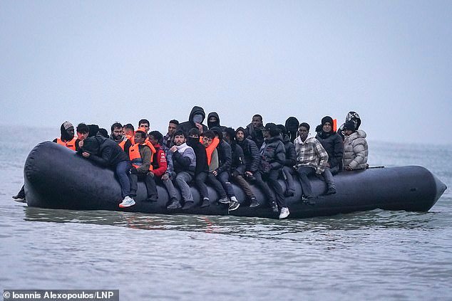 Los laboristas están dando a Francia 2 millones de libras adicionales a la semana para vigilar el Canal, aunque París se ha negado a acordar objetivos para detener los barcos.
