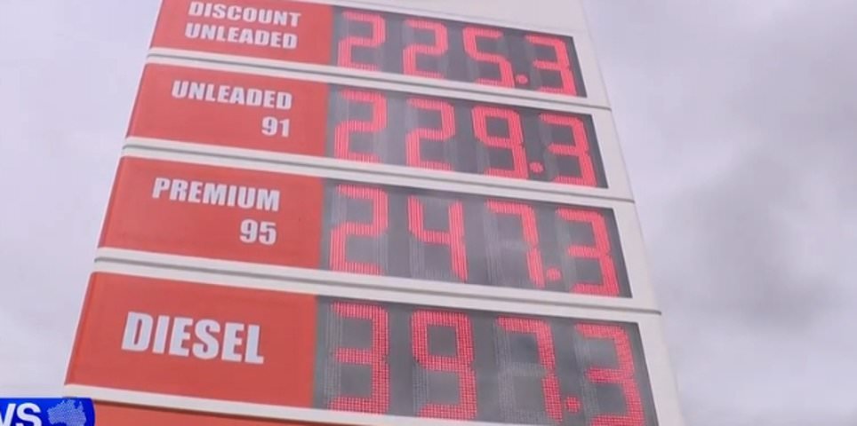 Una sola imagen tomada en una gasolinera resume la crisis del combustible que golpea a Australia, mientras se emite una nueva advertencia para millones de personas que conducen durante el fin de semana largo de Pascua.