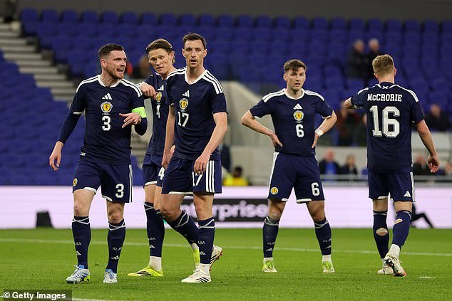 “Ya no hablo de mi contrato”, dice el técnico escocés Steve Clarke. “Ahora quiero concentrarme en el Mundial…”