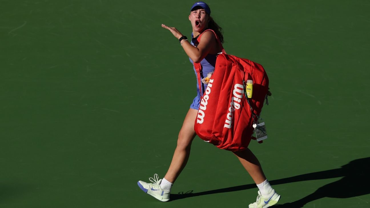 Mirra Andreeva lanza una raqueta y practica con el público tras la derrota de Indian Wells