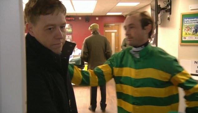 Los jefes de carreras CONTINUARÁN la investigación sobre el racismo en Cheltenham a pesar de que los jinetes en el centro de la fea fila parecen poner fin a su fea fila con un incómodo apretón de manos en vivo y en vivo.