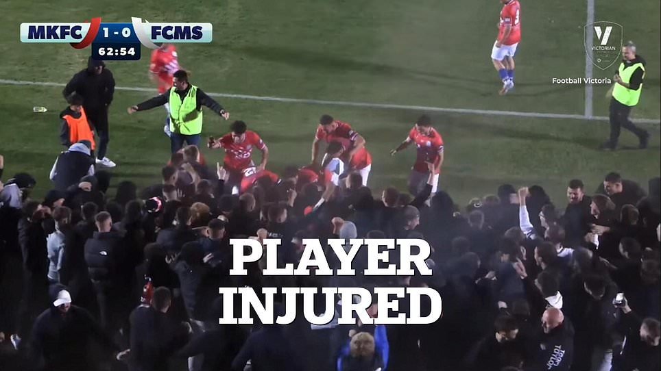 Futbolista herido en medio del caos cuando una valla se derrumba sobre él