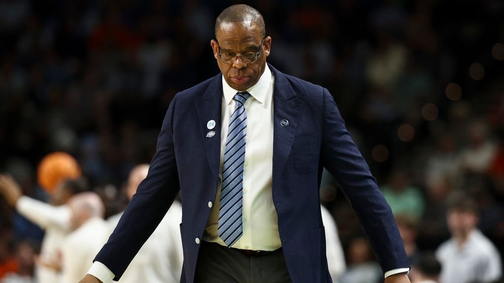Hubert Davis despedido como entrenador de baloncesto masculino de Carolina del Norte
