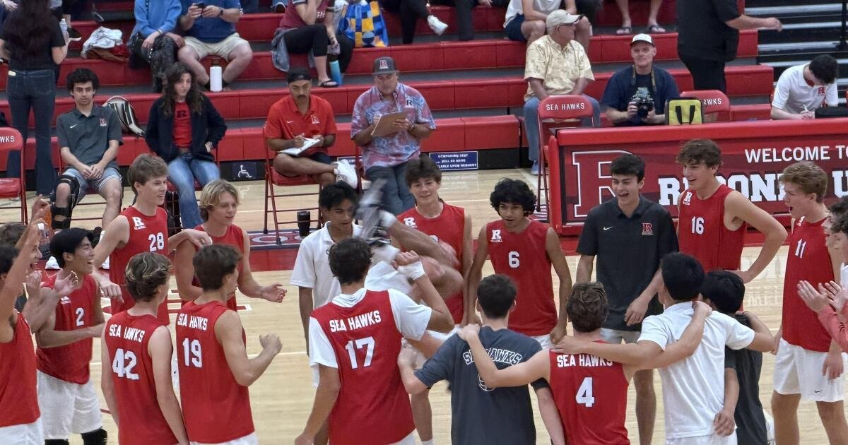 Redondo Unión derrota a la No. 1 Mira Costa en voleibol masculino