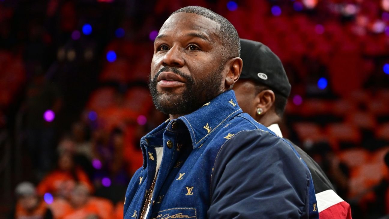 Floyd Mayweather frena durante la revancha con Manny Pacquiao