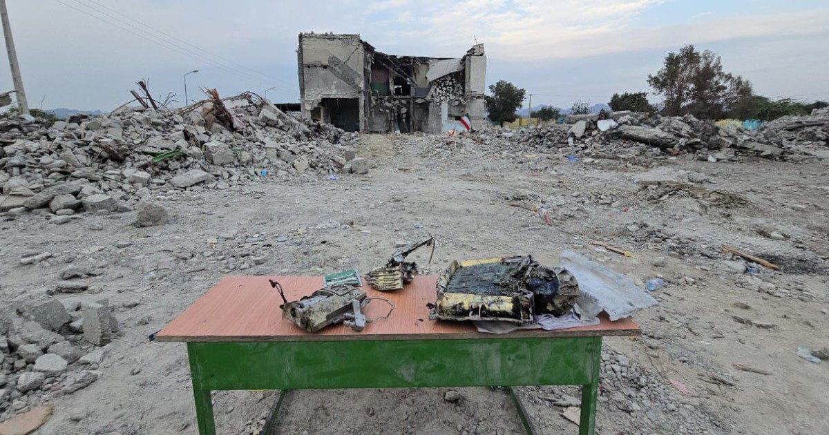 Imágenes tomadas cerca de una escuela iraní golpeada por ataques mortales muestran fragmentos de un misil de fabricación estadounidense