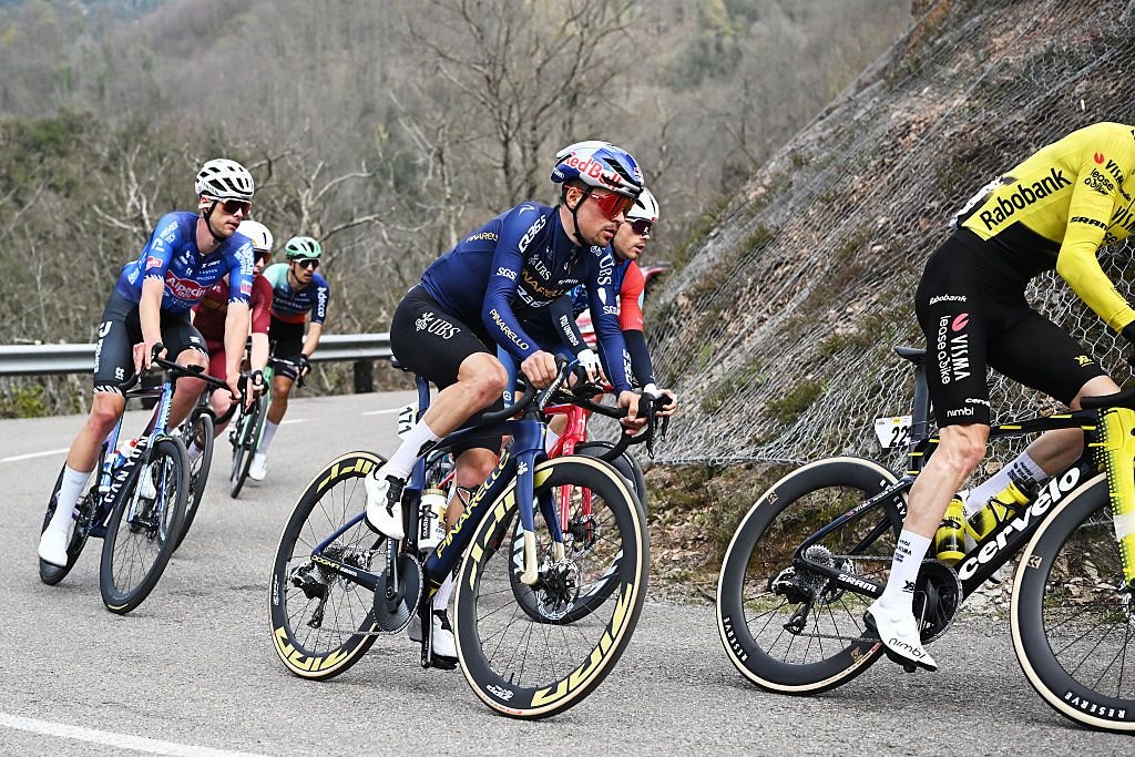 “Me pesaban las piernas al inicio de la carrera de hoy” – Tom Pidcock supera la fatiga de la Milán-San Remo y consigue el tercer puesto en la primera etapa de la Volta a Catalunya