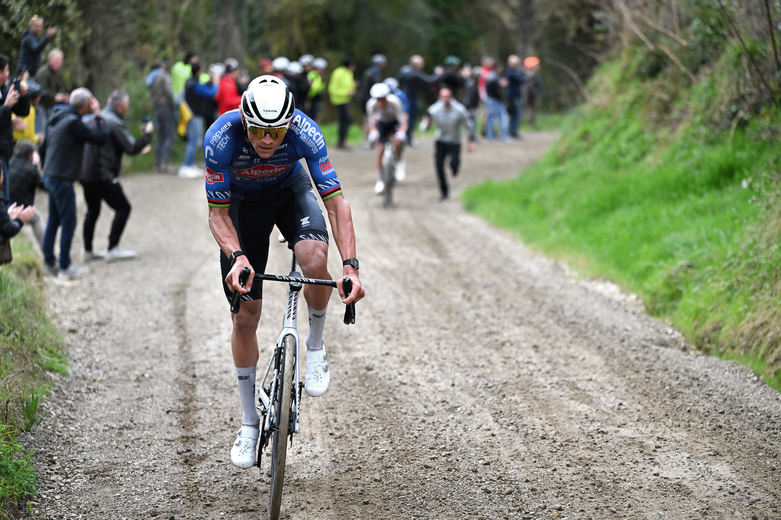 Tirreno-Adriático: Mathieu van der Poel vence a Isaac del Toro en una emocionante victoria en la etapa 2 mientras los caminos de grava mojados causan caos
