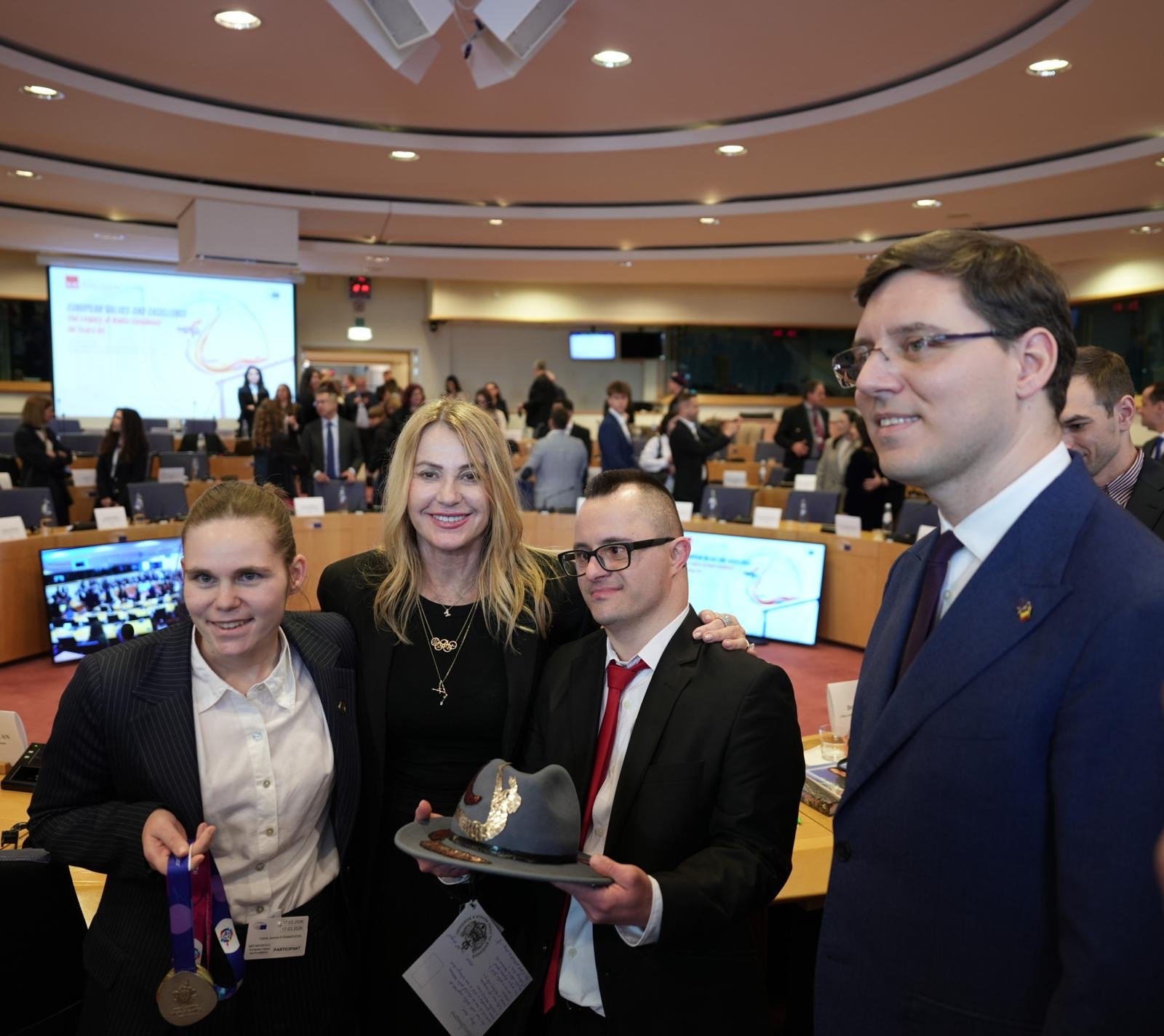 Los atletas de Olimpiadas Especiales honran el 50 aniversario del ‘Perfect 10’ de Nadia Comaneci en un evento en el Parlamento Europeo