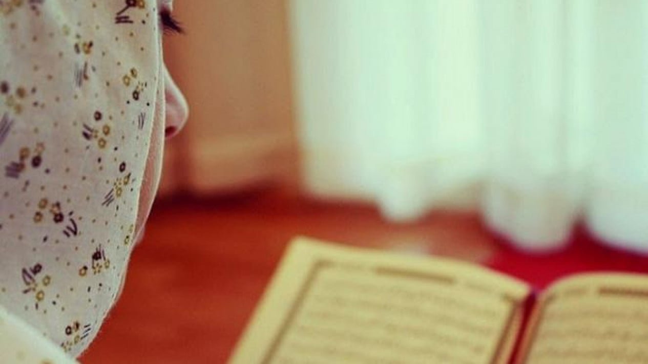 La preferencia de leer la Sura Al-Kahfi el viernes, una práctica de la Sunnah que protege de la Fitna del Dajjal.