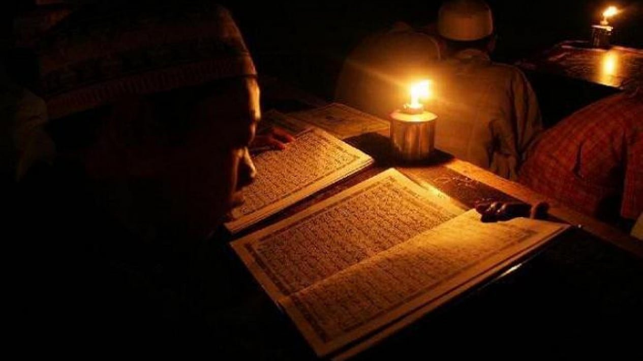 La prioridad de leer y completar el Corán durante el mes de Ramadán, practicar a medida que se acerca la noche de Qadr.