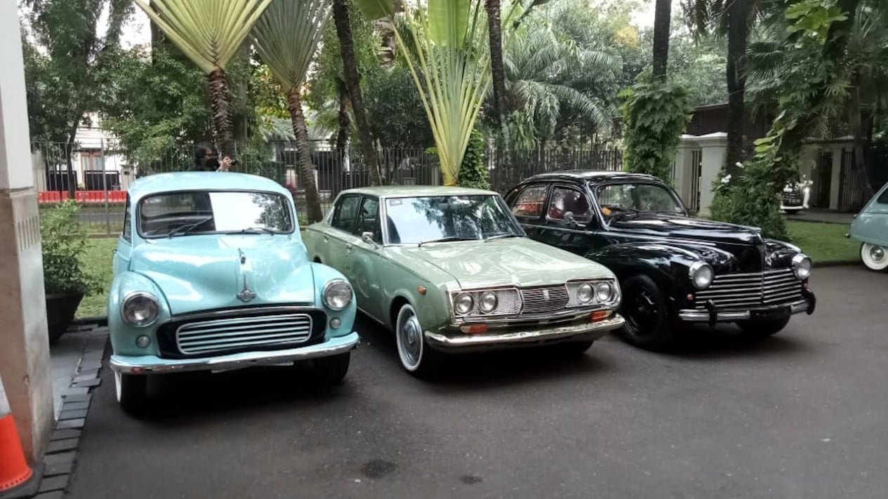 Filas de coches icónicos que dominaban los aparcamientos en los años 80