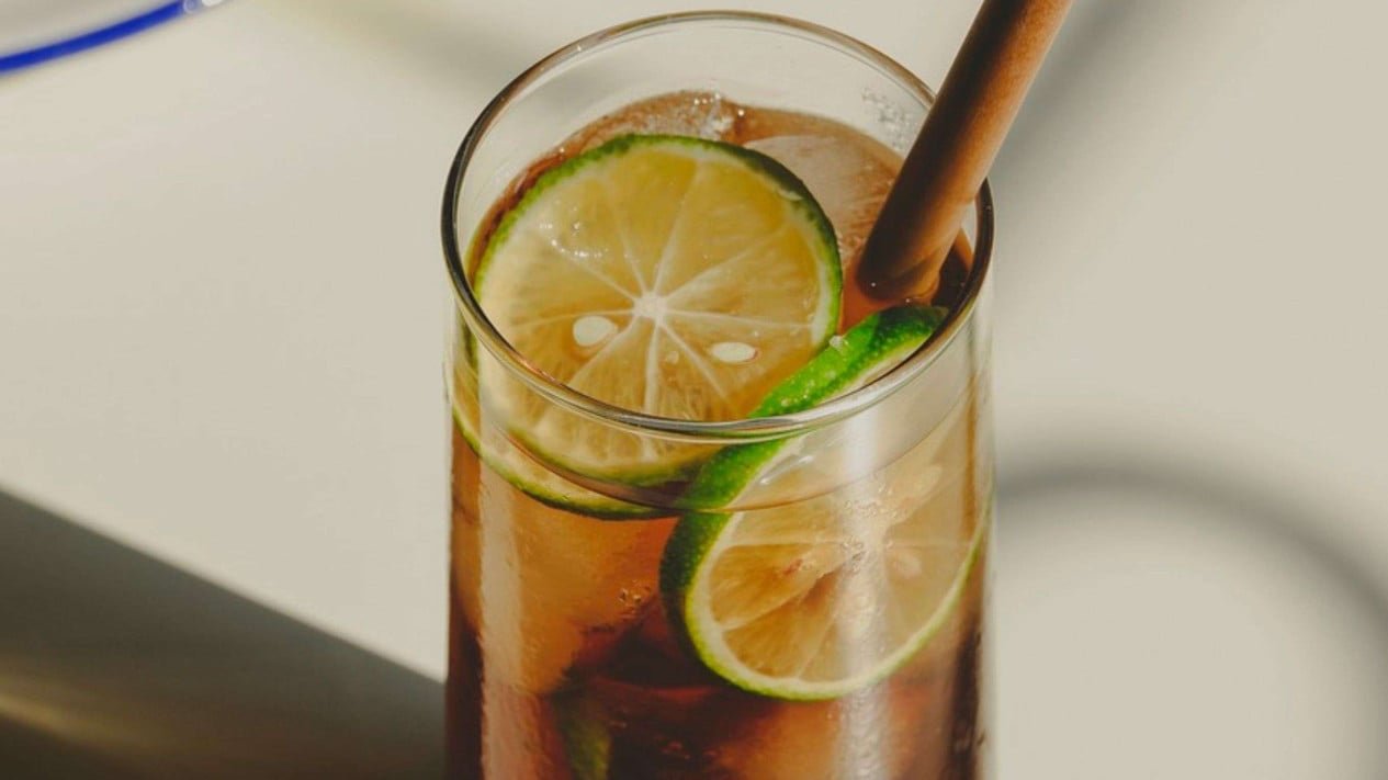 Té helado endulzado o agua de coco, ¿cuál es más saludable para romper el ayuno?