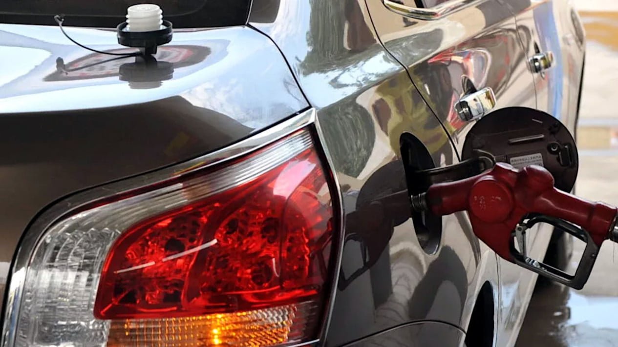 El conflicto en Irán amenaza los precios del combustible, aquí le mostramos cómo ahorrar gasolina para su automóvil sin gastar dinero