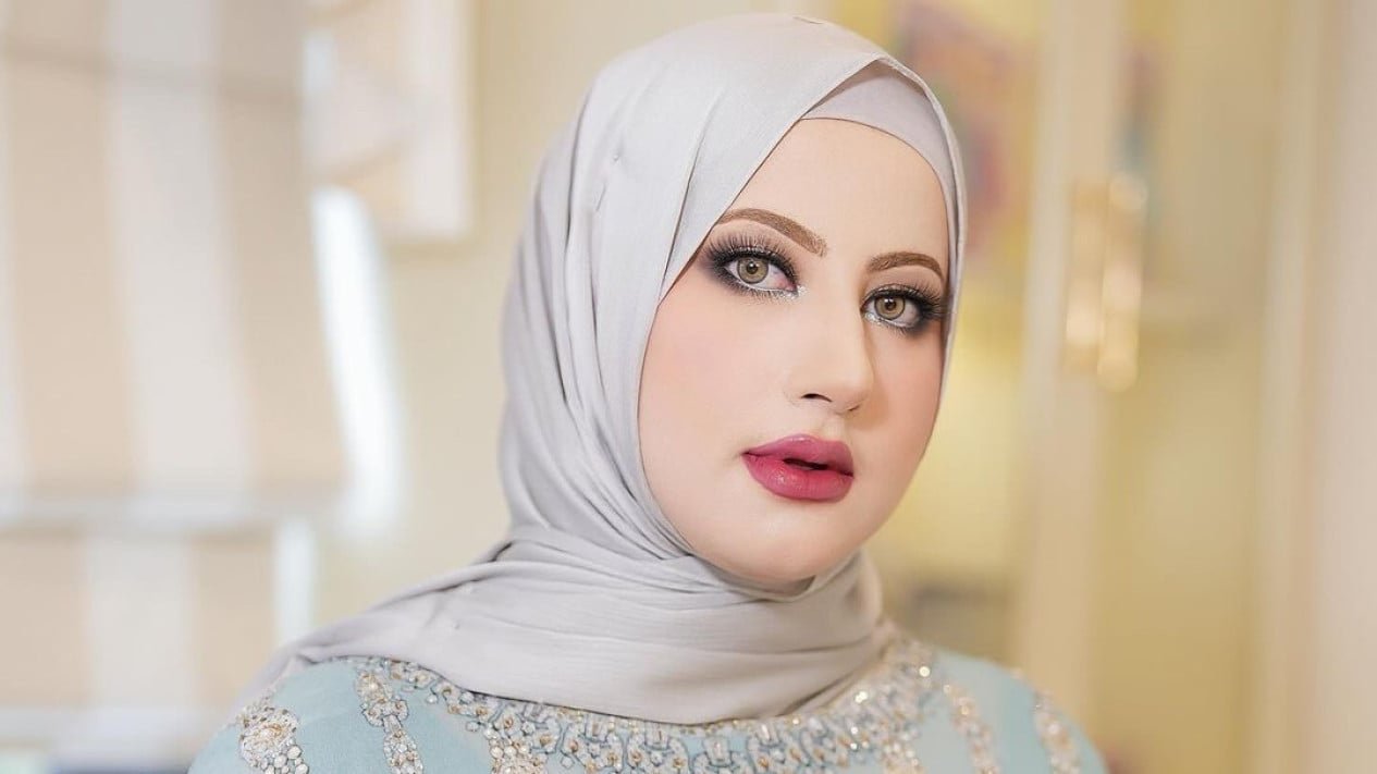 En medio de un conflicto familiar, Tasyi Athasyia aparece de repente con este hombre en la tumba de su padre.