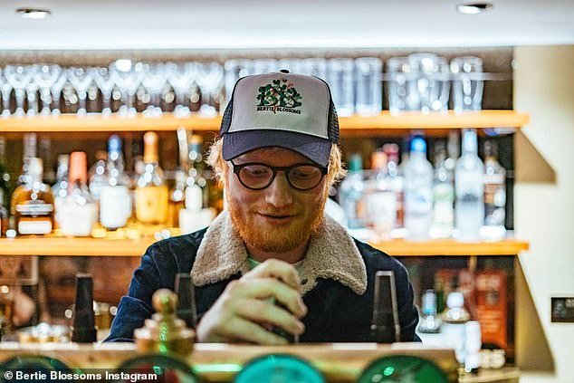 El bar y restaurante de Ed Sheeran, Bertie Blossoms, está siendo víctima de la crisis de los pubs en el Reino Unido, ya que su deuda aumenta a casi 1,3 millones de libras esterlinas después de luchar durante el Covid.