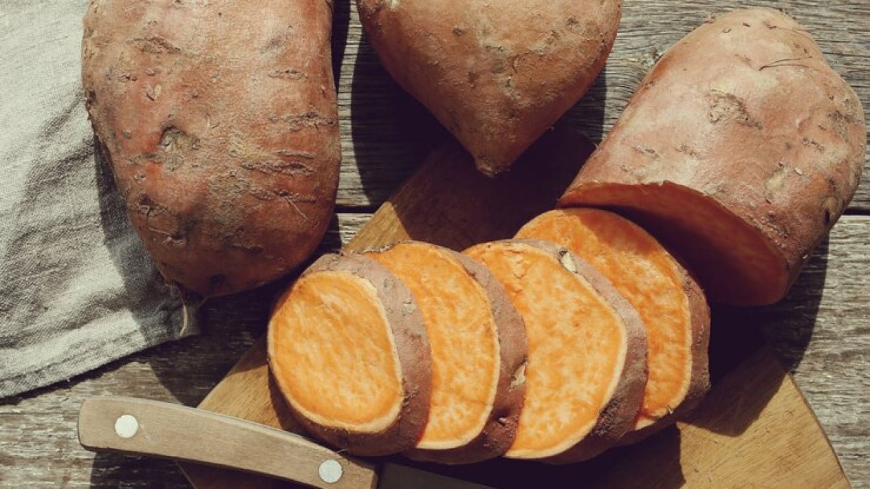 Batatas o patatas blancas, ¿cuál es mejor para el azúcar en sangre? Esta es una explicación experta.