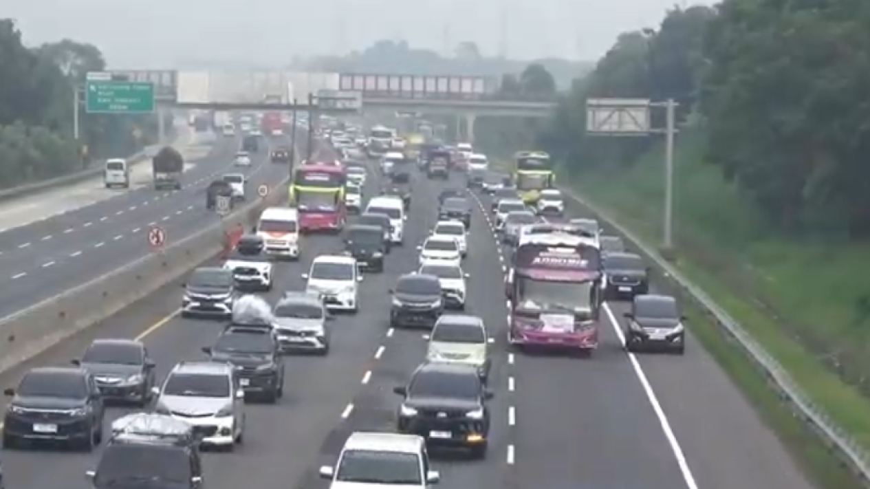 El flujo de retorno comienza a ser significativo en la autopista de peaje Yakarta-Cikampek, el contraflujo se prepara a partir del km 55