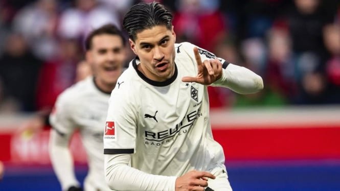 La confusión de Kevin Diks tras gol anulado sin penalti por el VAR en la Bundesliga