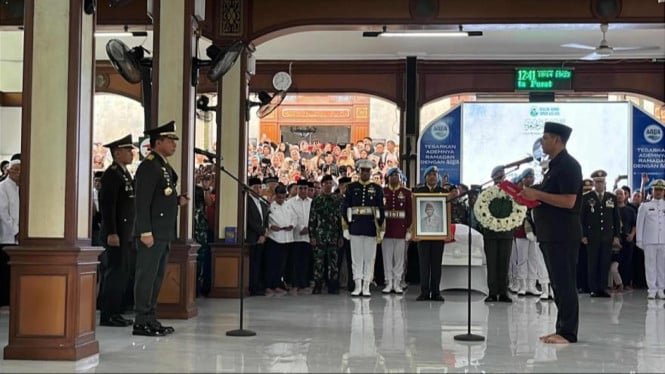 El momento en que la familia entrega el cuerpo de Try Sutrisno al Estado