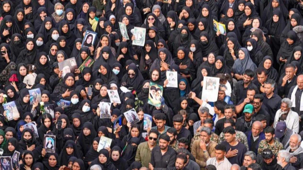 Momentos emotivos en el funeral masivo de 165 colegialas iraníes asesinadas en un ataque entre Estados Unidos e Israel