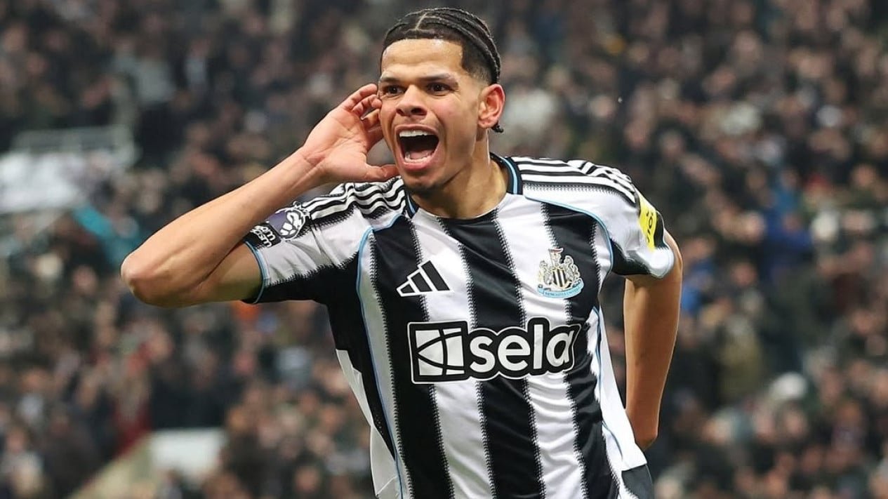 Newcastle venció 2-1 al Manchester United pese a jugar con 10 personas