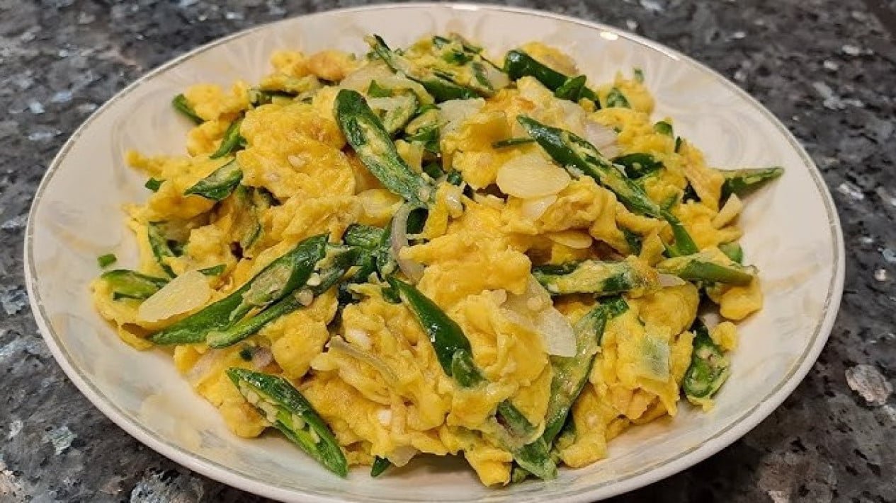 Receta de huevos salteados con chile verde para el menú Sahur, rica en proteínas y nutritiva