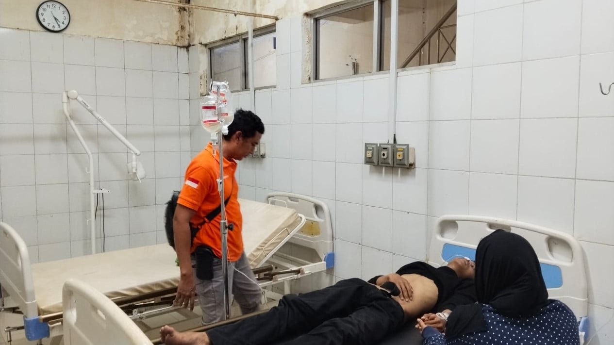 Mientras tomaba café mezclado con veneno para ratas después de ser abandonado, un joven de Tasikmalaya casi muere al costado de la carretera