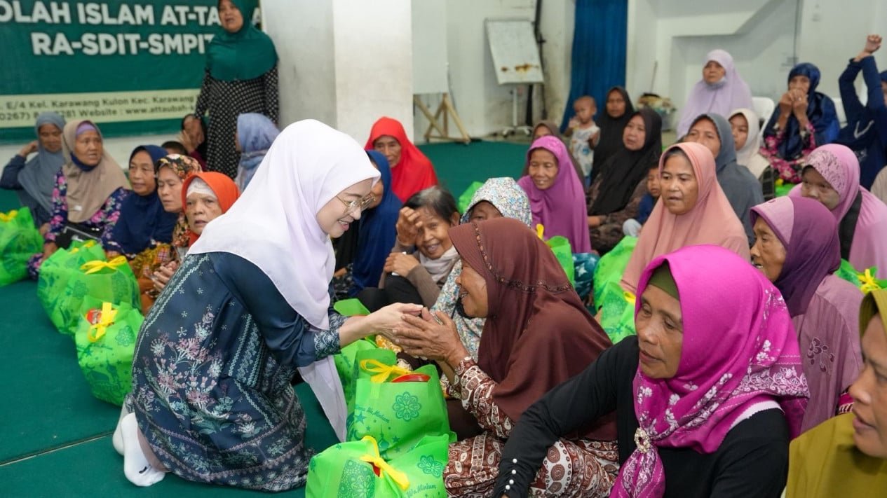 Holding Tali Asih Ramadhan, DPP Perempuan Bangsa distribuye ayuda a los ancianos en Dhuafa