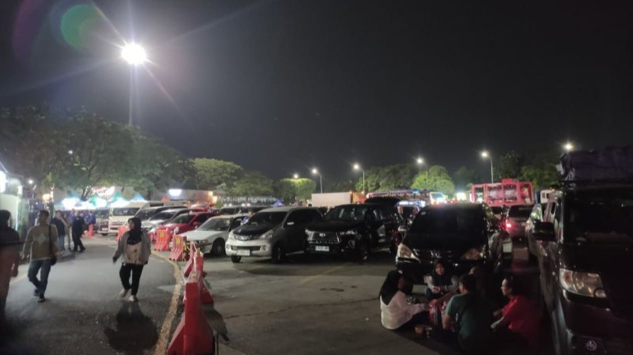 El área de descanso del KM 57 está repleta de viajeros, muchos de ellos desayunando en el estacionamiento