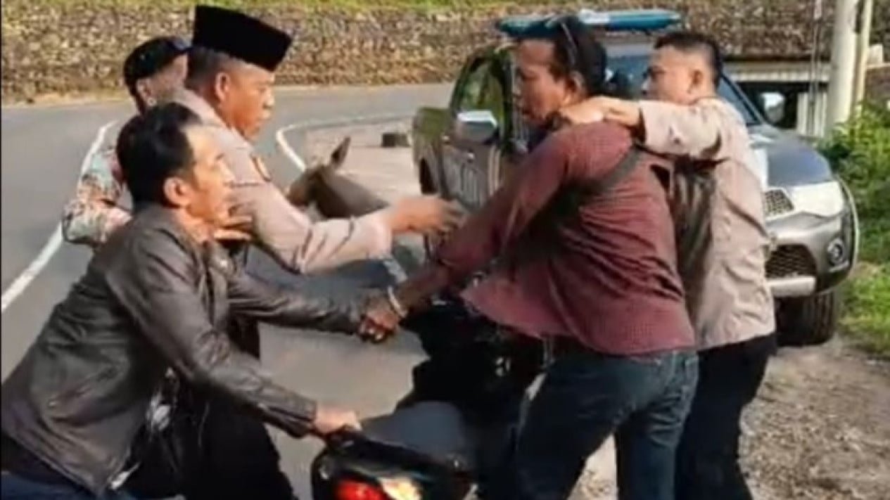 Acción del jefe de policía de Garut contra los matones del pueblo que están enojados con sus hombres, a quienes se les ordena levantarse porque no ayunan.