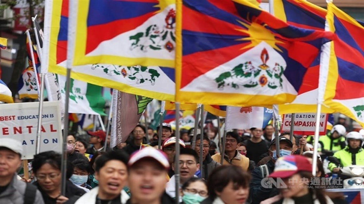 Cientos de personas realizan un desfile que conmemora el levantamiento tibetano en Taipei y recuerda a Taiwán la amenaza china