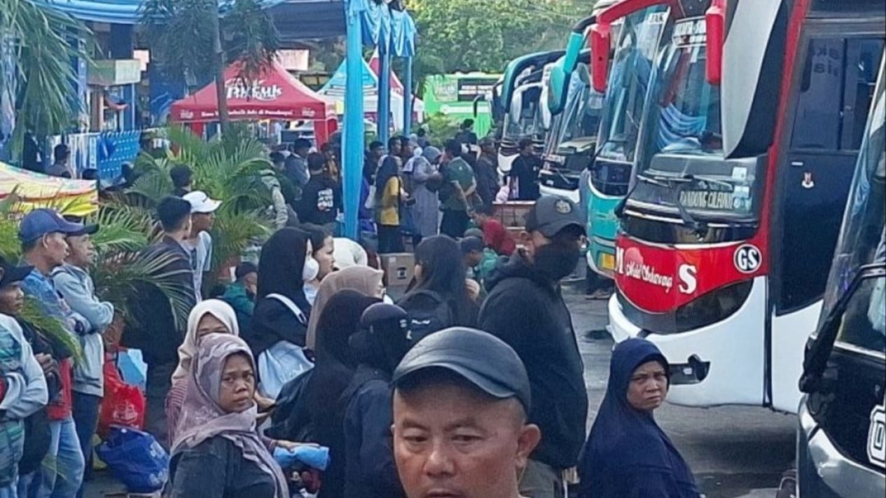 En el pico del flujo de retorno del Eid, la terminal de Rambután es propicia