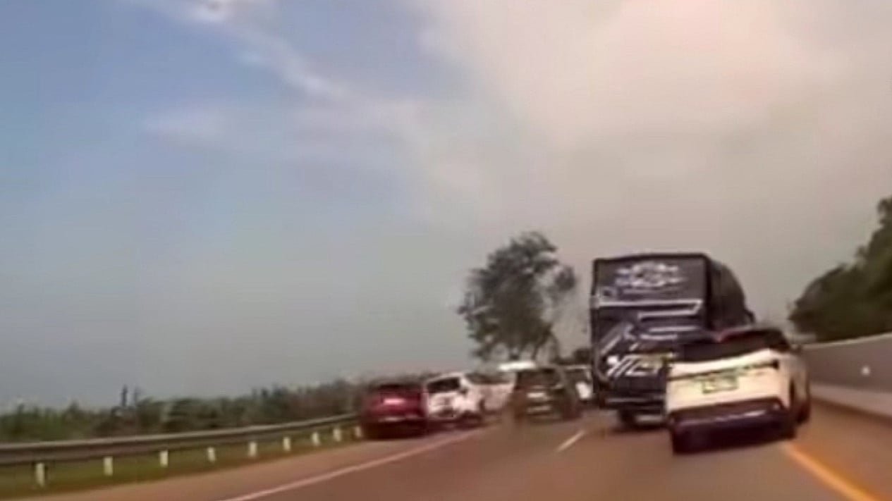 Un autobús atropelló a cinco coches en la autopista de peaje Semarang-Batang y las pérdidas alcanzaron los 15 millones de IDR