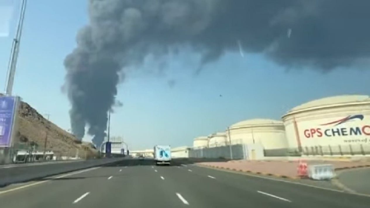 Un ataque con drones alcanza un centro de la industria petrolera de los Emiratos Árabes Unidos y provoca un incendio masivo