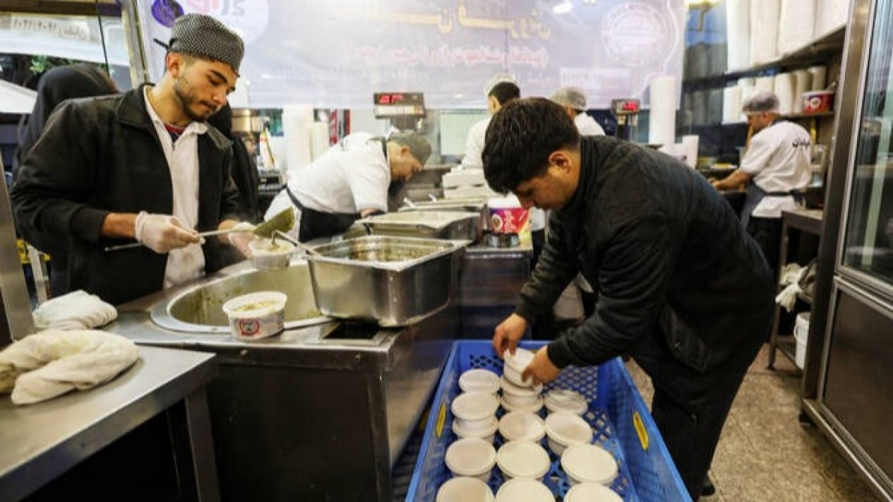 En medio del conflicto y la crisis económica, Irán aumenta el salario mínimo en un 60 por ciento