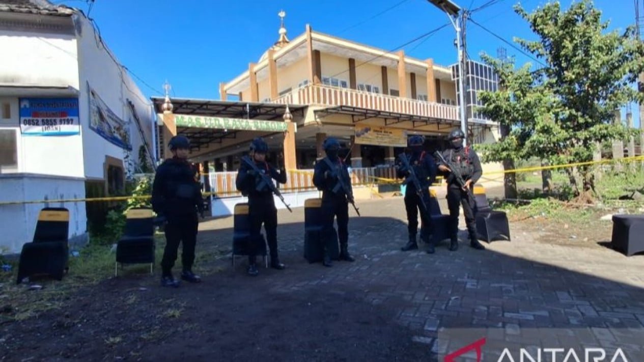 Brimob vigila de cerca la escena del crimen en la mezquita de Jember, sacudida por una explosión