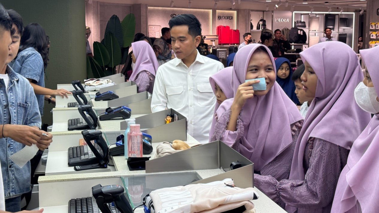 The Moment Gibran invita a los niños del orfanato a ir de compras al Blok M antes del Eid