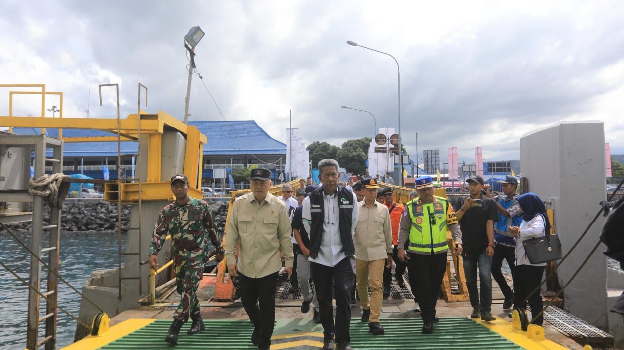 El ministro de Transporte, Dudy, dice que el horror de los atascos en el puerto de Gilimanuk comienza a resolverse