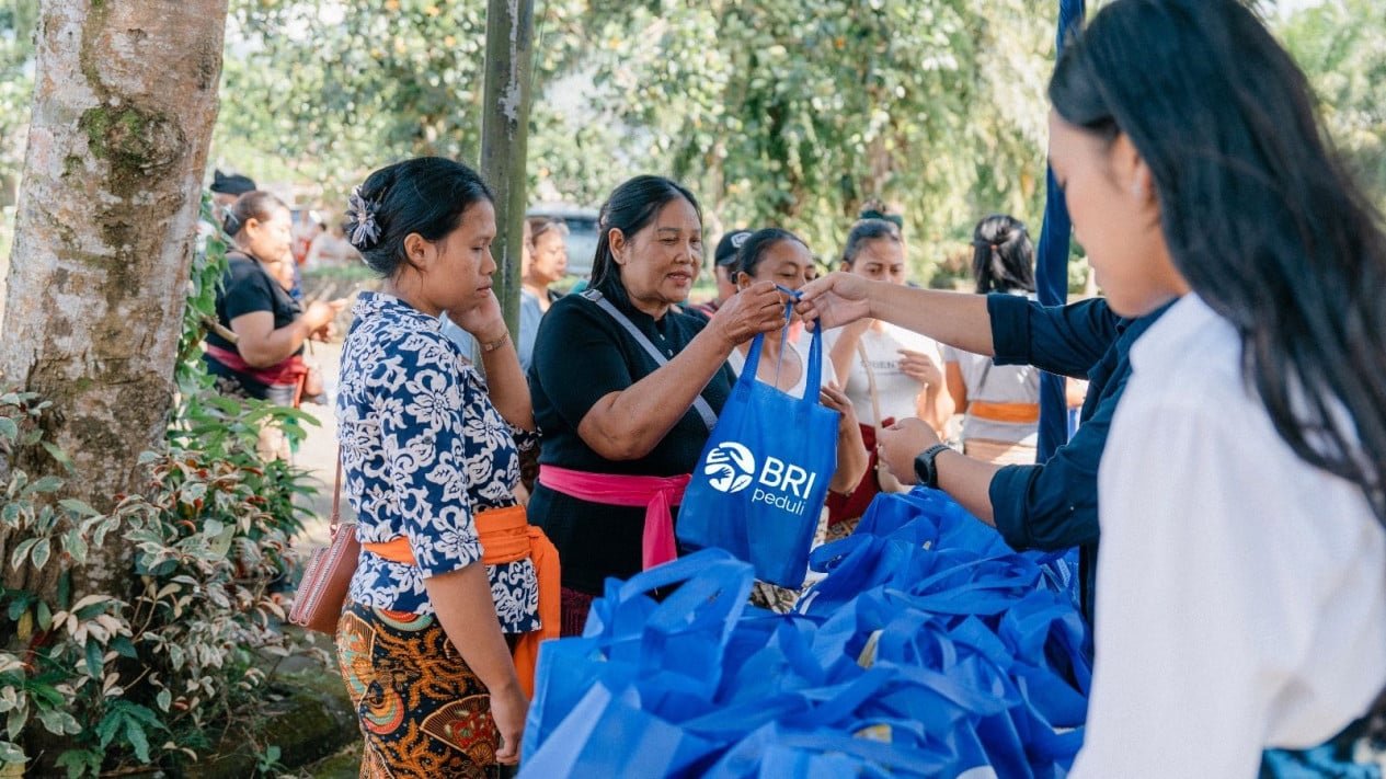Para conmemorar el Día de Nyepi 2026, BRI Peduli distribuye 2.000 paquetes de alimentos básicos a los residentes de las aldeas de Angseri y Sarimekar en Bali.