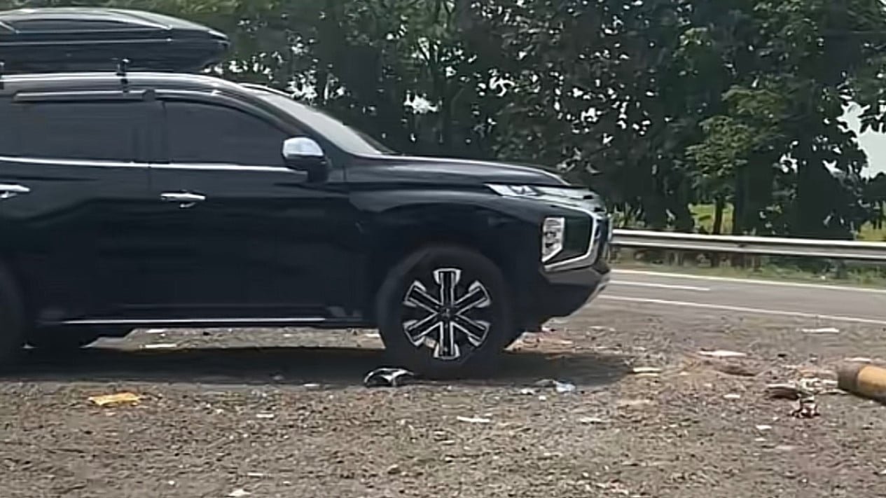 Desesperado por cambiar de carril en las autopistas abriendo barreras, se presenta este conductor de Pajero