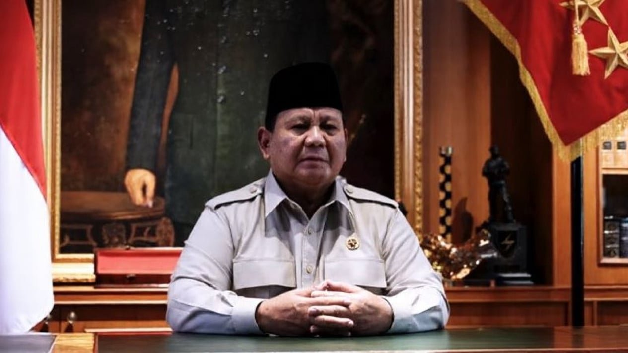 Prabowo es recibido por residentes durante las oraciones de identificación en Aceh Tamiang
