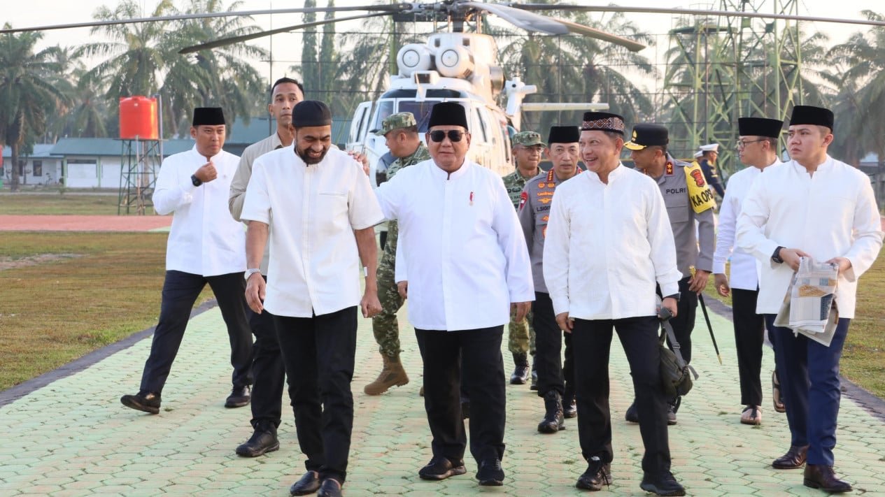El líder del grupo de trabajo del PRR acompaña al presidente Prabowo para celebrar el Eid Al-Fitr con la comunidad en Aceh Tamiang